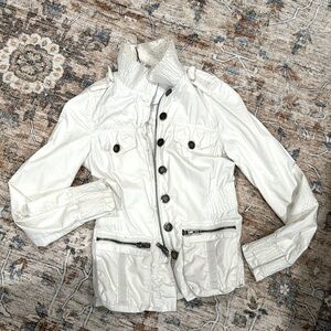 Twill twenty two, casual white blazer, size small. Great for rainy summers/ fall